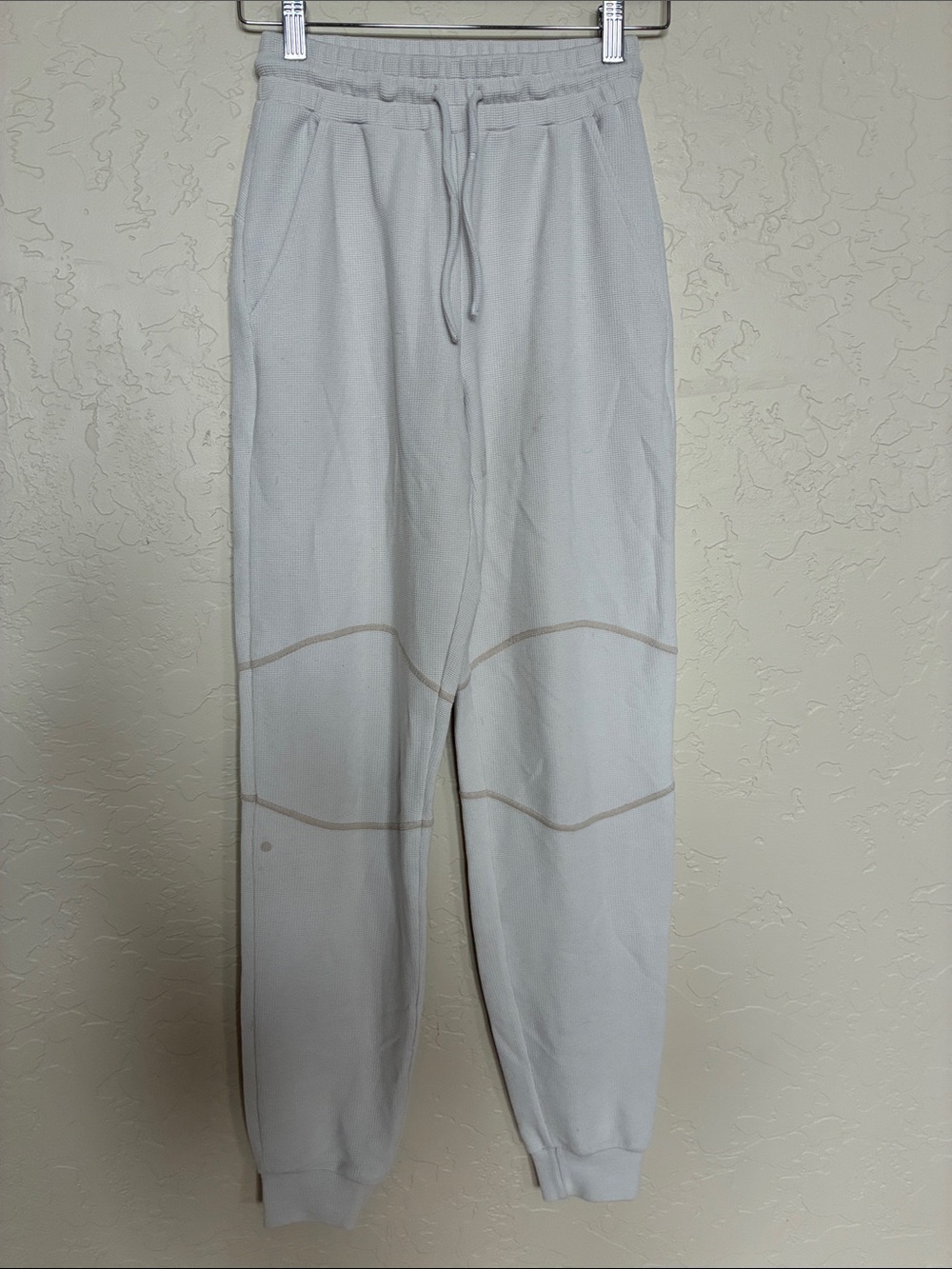 Women’s Light Cream Drawstring Jogger Pants by ALO Yoga 🧘 Flawed Sz XXS